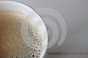 FinelyÃ¢â¬â¹ bubbleÃ¢â¬â¹ ofÃ¢â¬â¹ hotÃ¢â¬â¹ coffeeÃ¢â¬â¹ inÃ¢â¬â¹ aÃ¢â¬â¹ ceramicÃ¢â¬â¹ cupÃ¢â¬â¹ with copy space. photo